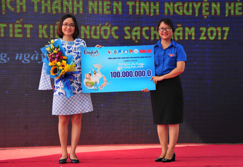 Đại diện nhãn hàng Comfort Một lần xả trao biểu trưng số tiền hỗ trợ cho Tỉnh đoàn.