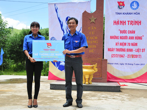 Bàn giao biểu trưng công trình lọc nước sạch cho địa phương.