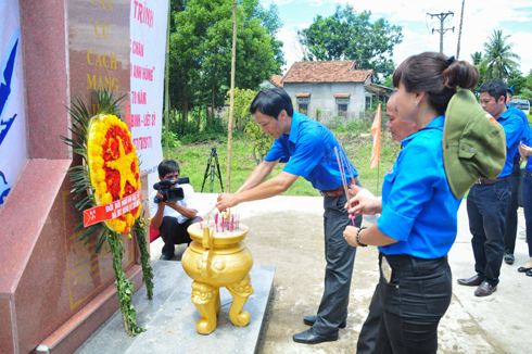 Thắp nhang tưởng niệm các anh hùng liệt sĩ