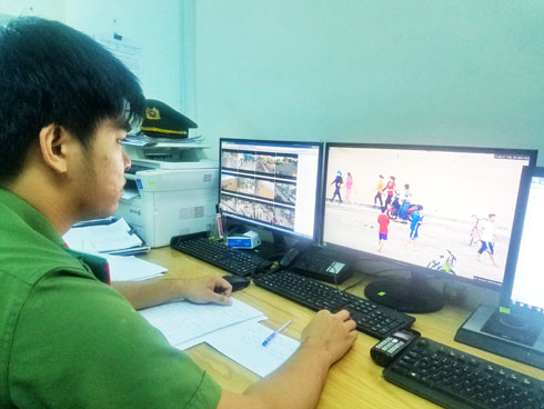 Cán bộ trực ban dõi theo các camera tại Trung tâm Chỉ huy thông tin. 