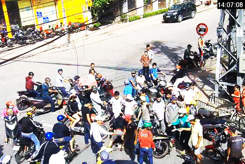 Góc quay camera an ninh ghi lại hình ảnh người dân vây bắt đối tượng cướp giật dây chuyền vàng trên đường 2-4 giao với Hòn Chồng. 