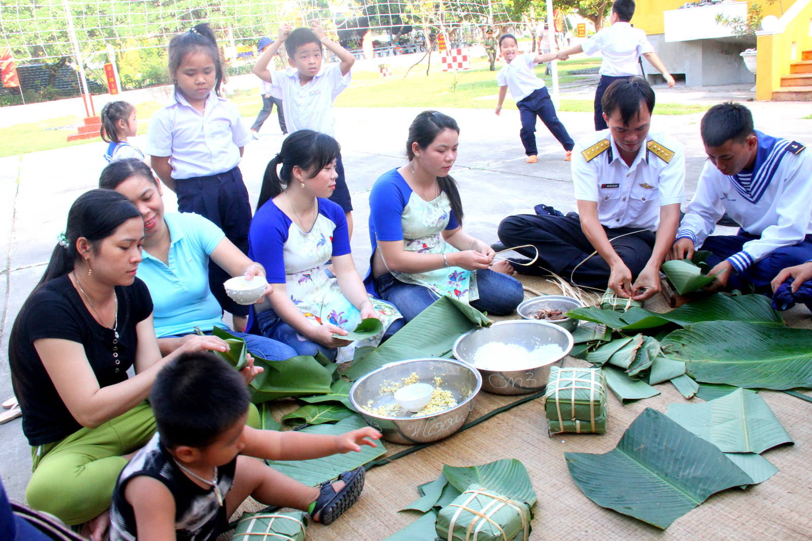 Quân và dân Trường Sa cùng gói bánh chưng đón Tết