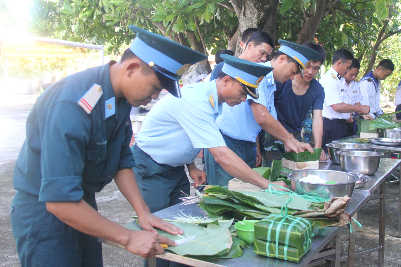 Dù không còn khan hiếm lá dong như trước đây, nhưng lính đảo vẫn gói bánh chưng bằng lá bàng vuông. 