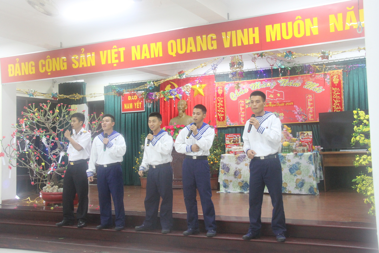 Lính đảo hát mừng năm mới 