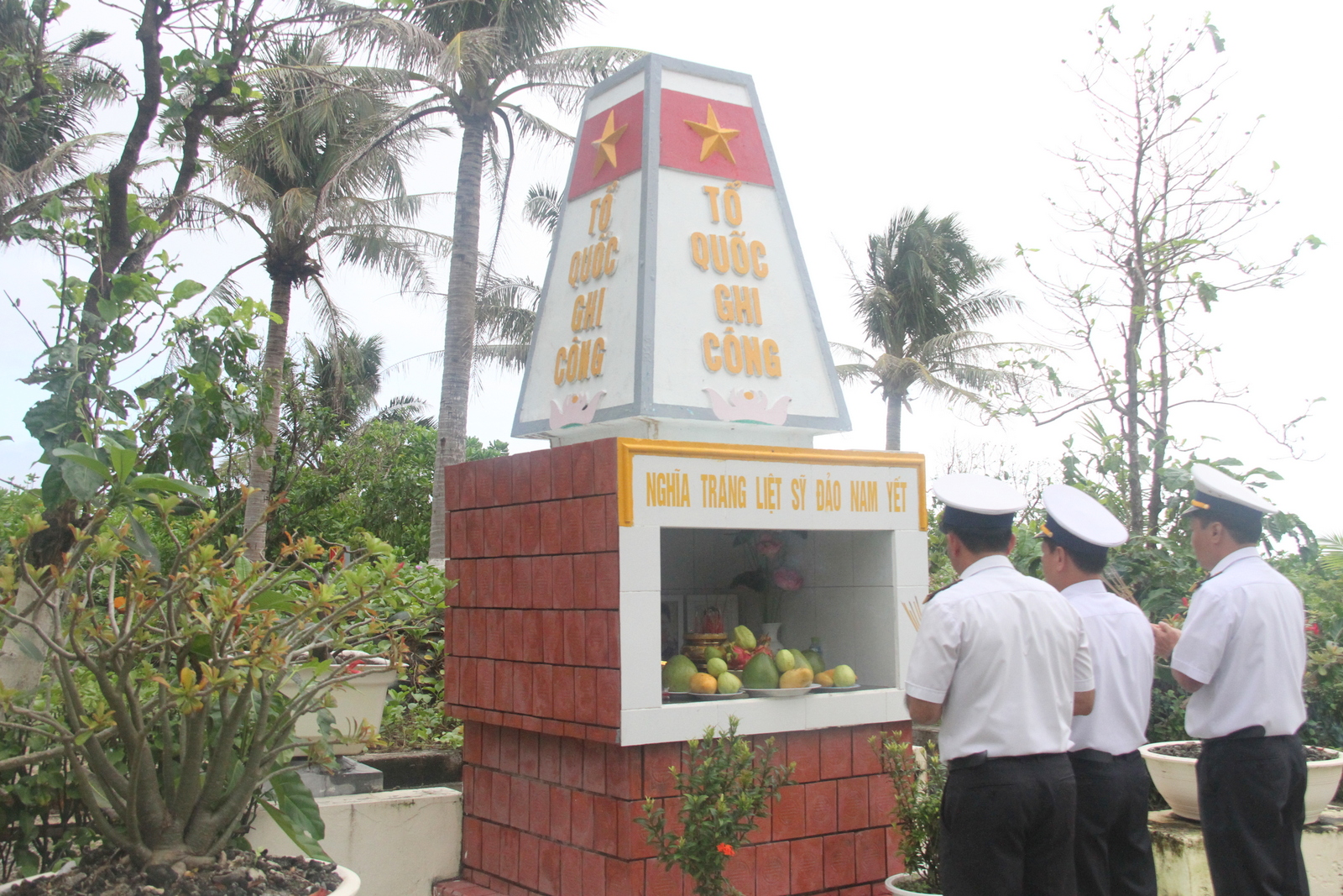  Dâng hương tưởng nhớ các anh hùng, liệt sĩ đã hy sinh vì tổ quốc