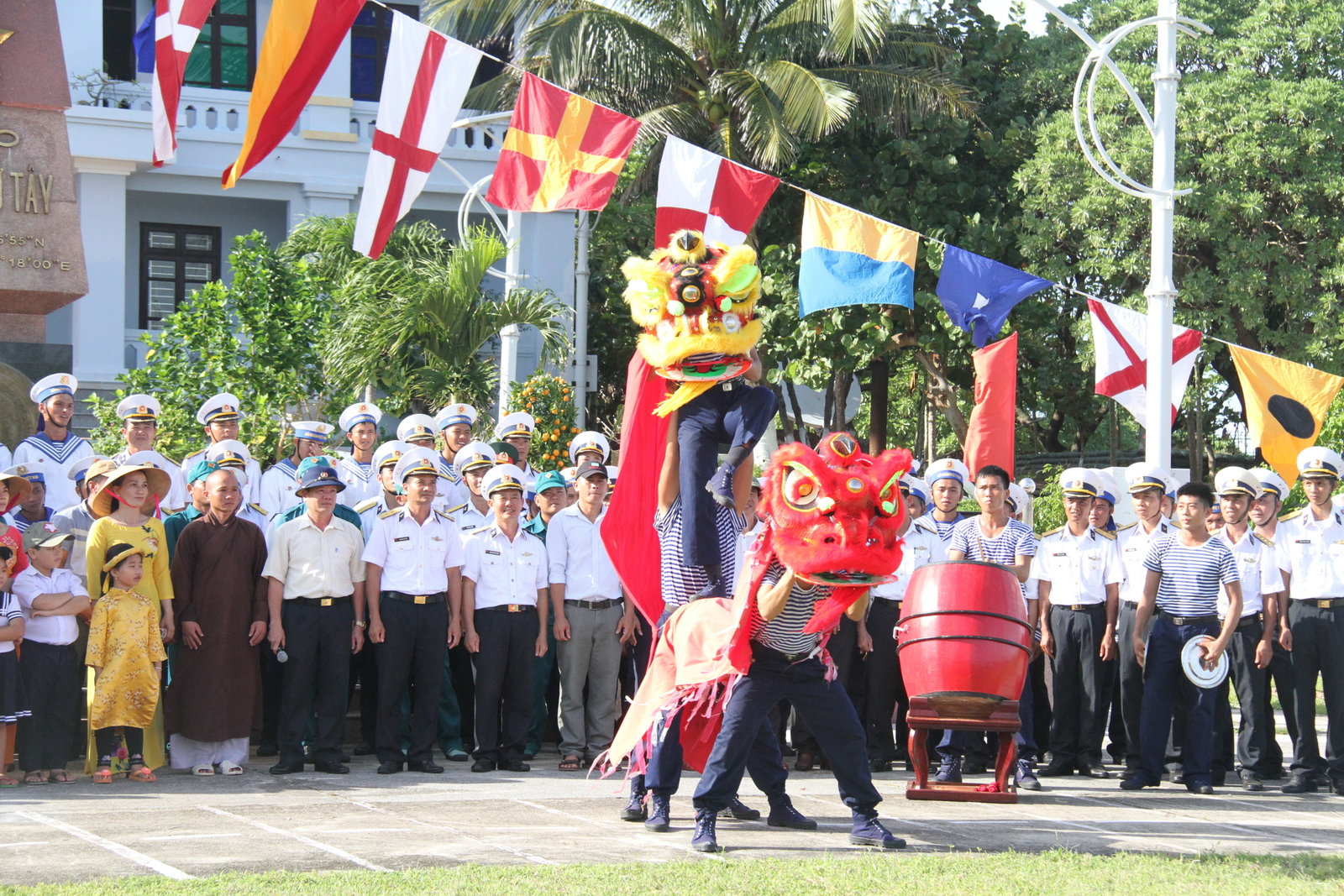 Ngày Tết ở đảo cũng có múa lân