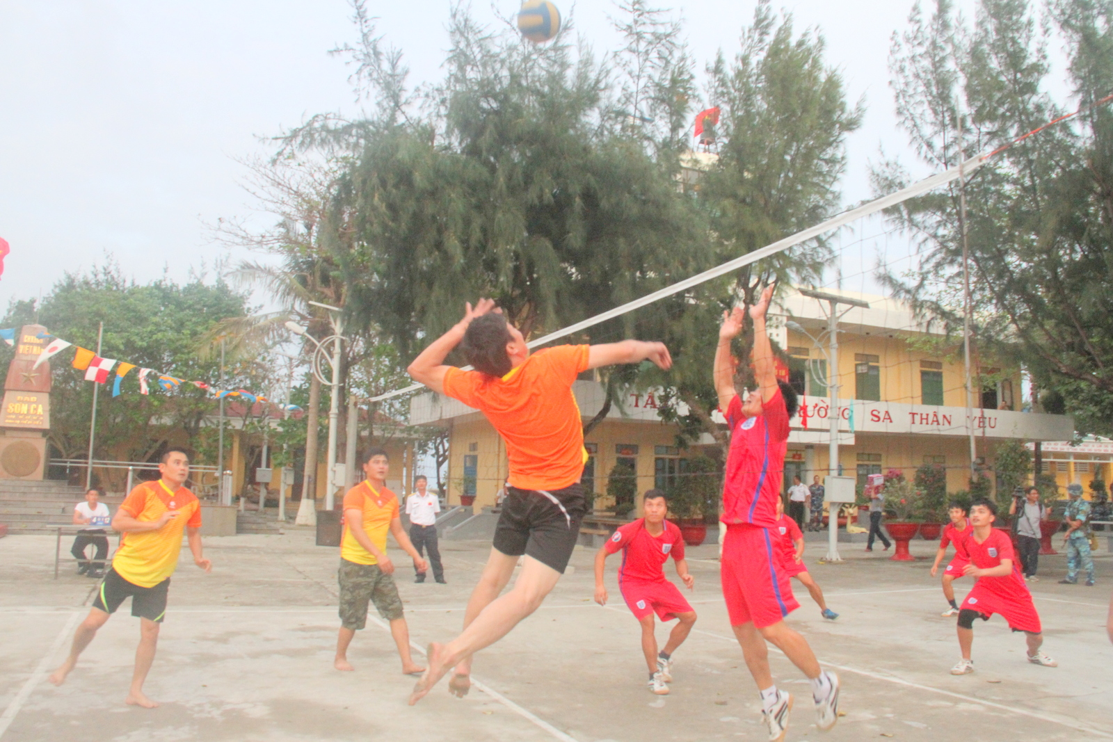 và những trận đánh bóng chuyền sôi nổi