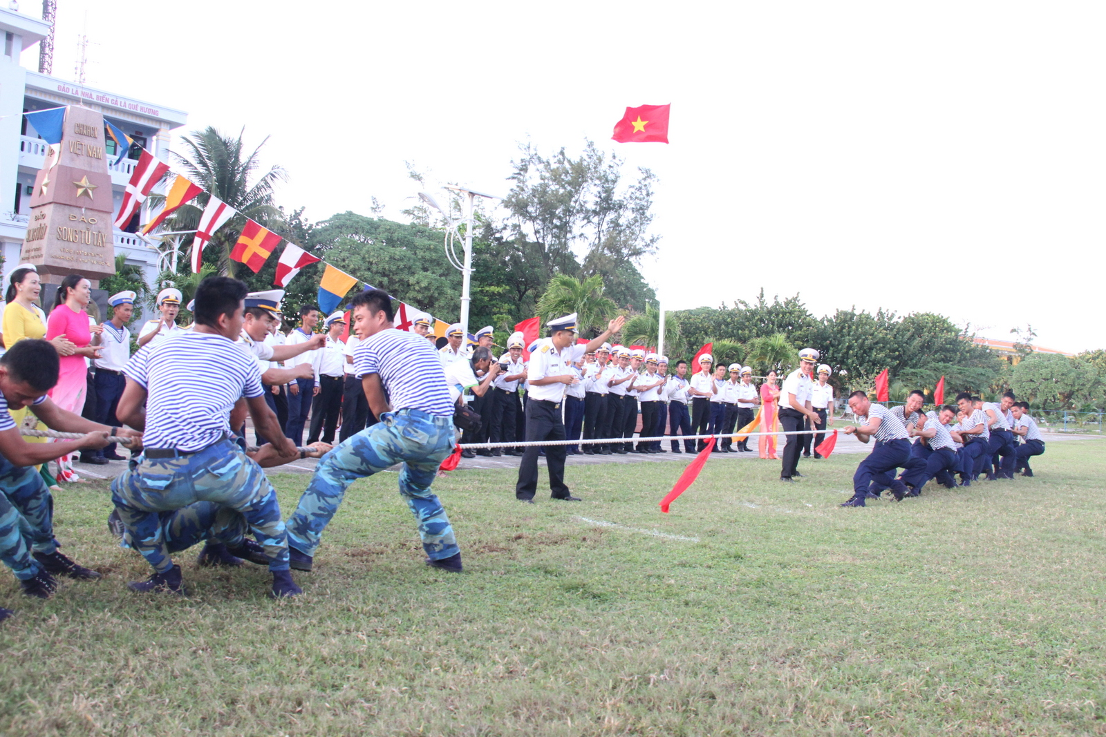 Lính trẻ ở đảo đua sức trong trò chơi kéo co