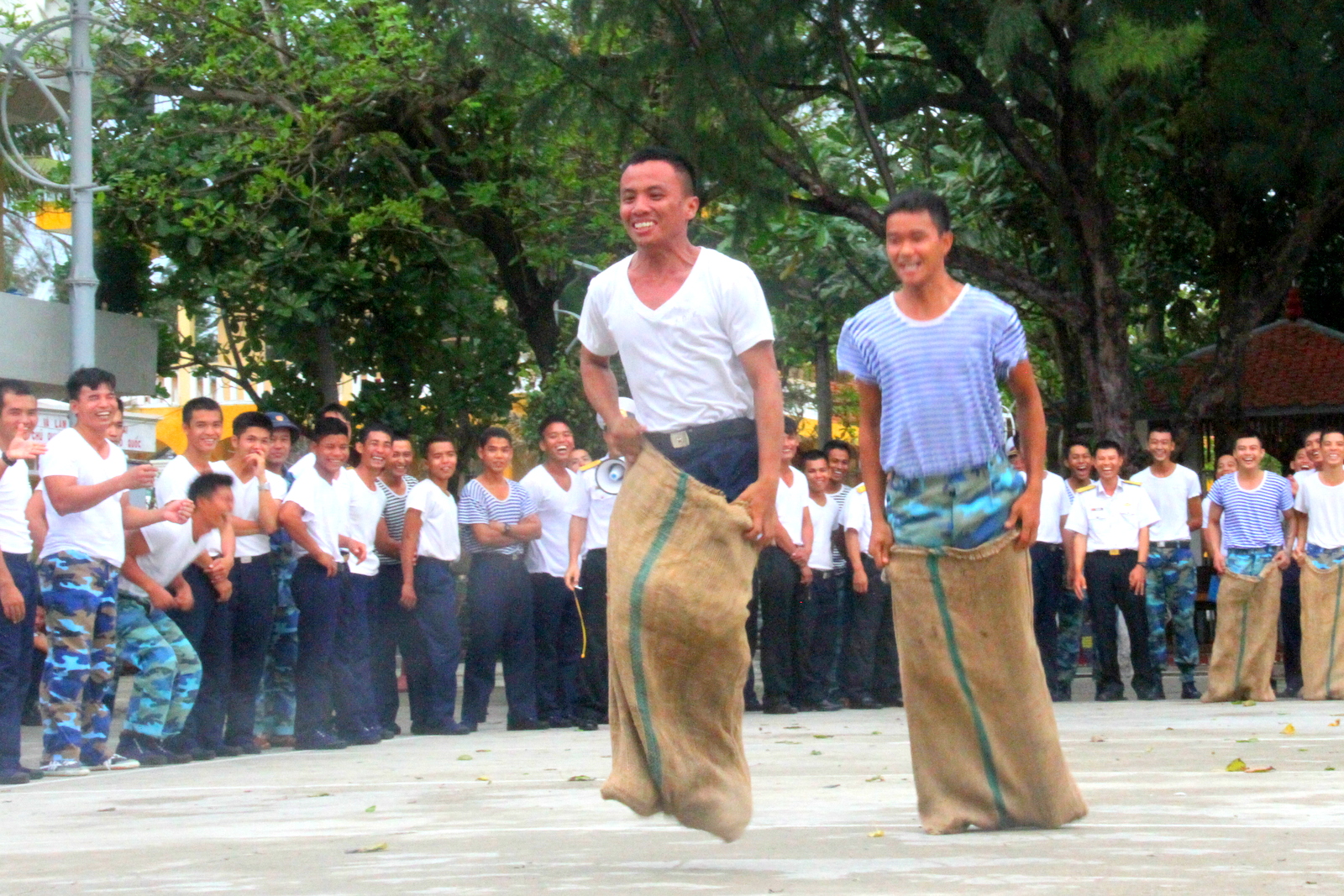 Trò thi nhảy bao bố đem lại nhiều tiếng cười trong những ngày Tết