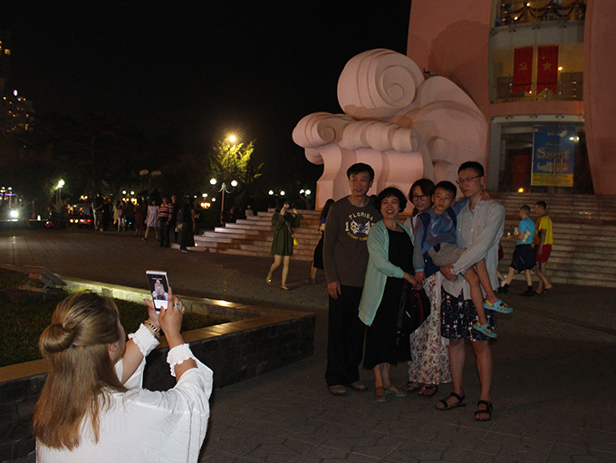 Du khách Trung Quốc chụp ảnh lưu niệm tại Thấp Trầm Hương, Nha Trang đêm giao thừa.