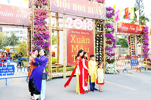 Hội Hoa xuân thu hút nhiều du khách tham quan và chụp ảnh.