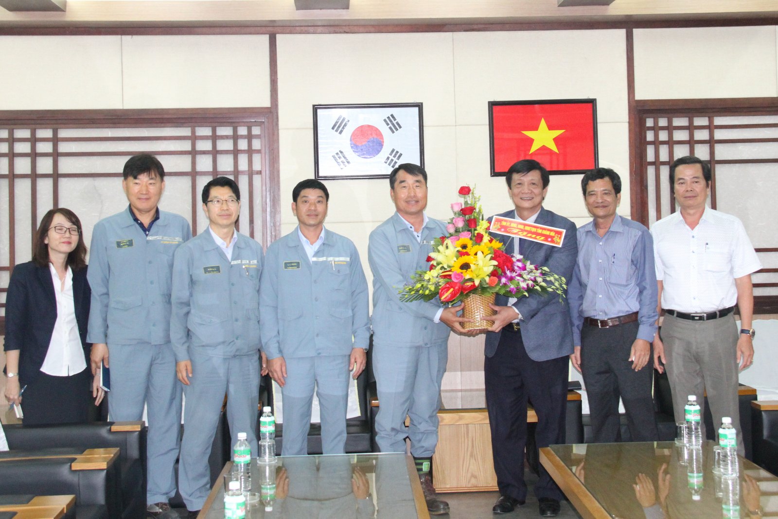 Tặng hoa chúc mừng công ty TNHH Nhà máy tàu biển Hyndai Vinashin hướng đến năm 2018 nhiều thành công