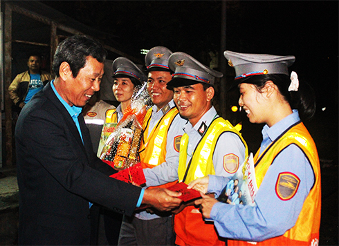 Đại diện Liên đoàn Lao động tỉnh thăm hỏi, tặng quà, động viên công nhân tại gác chắn Mả Vòng.