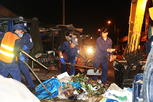 Công việc những ngày Tết của công nhân Công ty Cổ phần Môi trường đô thị Nha Trang nhiều hơn thường ngày.