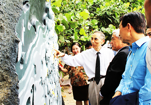 Du khách tham quan bản đồ 3D ở công viên Trường Sa.