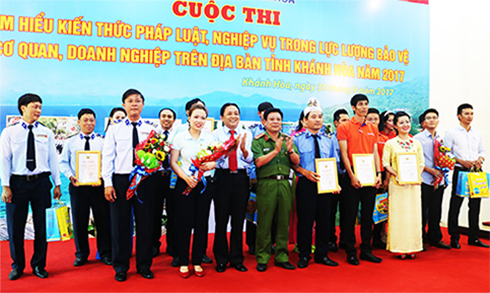 Lực lượng bảo vệ các cơ quan, doanh nghiệp, nhà trường tham gia cuộc thi nghiệp vụ năm 2017.