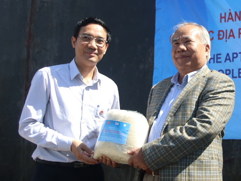 Thay mặt lãnh đạo 6 tỉnh, ông Đào Công Thiên (bên phải) đã tiếp nhận số gạo được Trung ương phân bổ