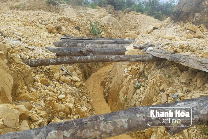 Hiện trường khai thác quặng trái phép.