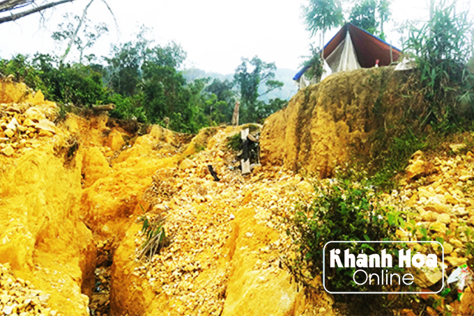 Hiện trường khai thác quặng trái phép.