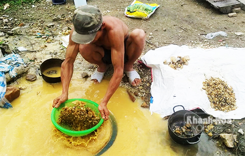 Một công đoạn của dân khai thác quặng.