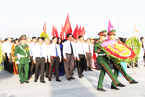 zzLãnh đạo tỉnh dâng hương tưởng niệm các anh hùng, liệt sĩ hy sinh bảo vệ chủ quyền biển, đảo.