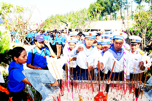 Đoàn viên, thanh niên dâng hương các liệt sĩ hy sinh ngày 14-3-1988.