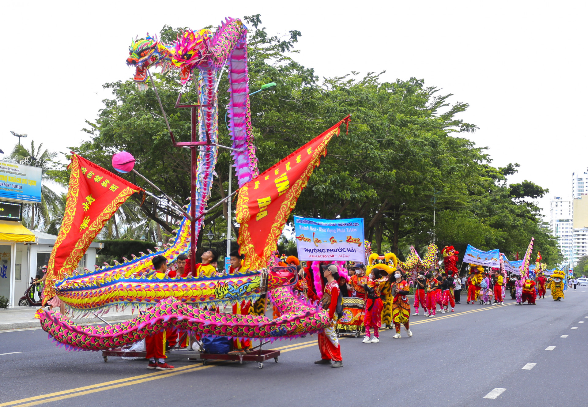 Một đội múa rồng tham gia biểu diễn dịp Festival Biển Nha Trang - Khánh Hòa 2023.