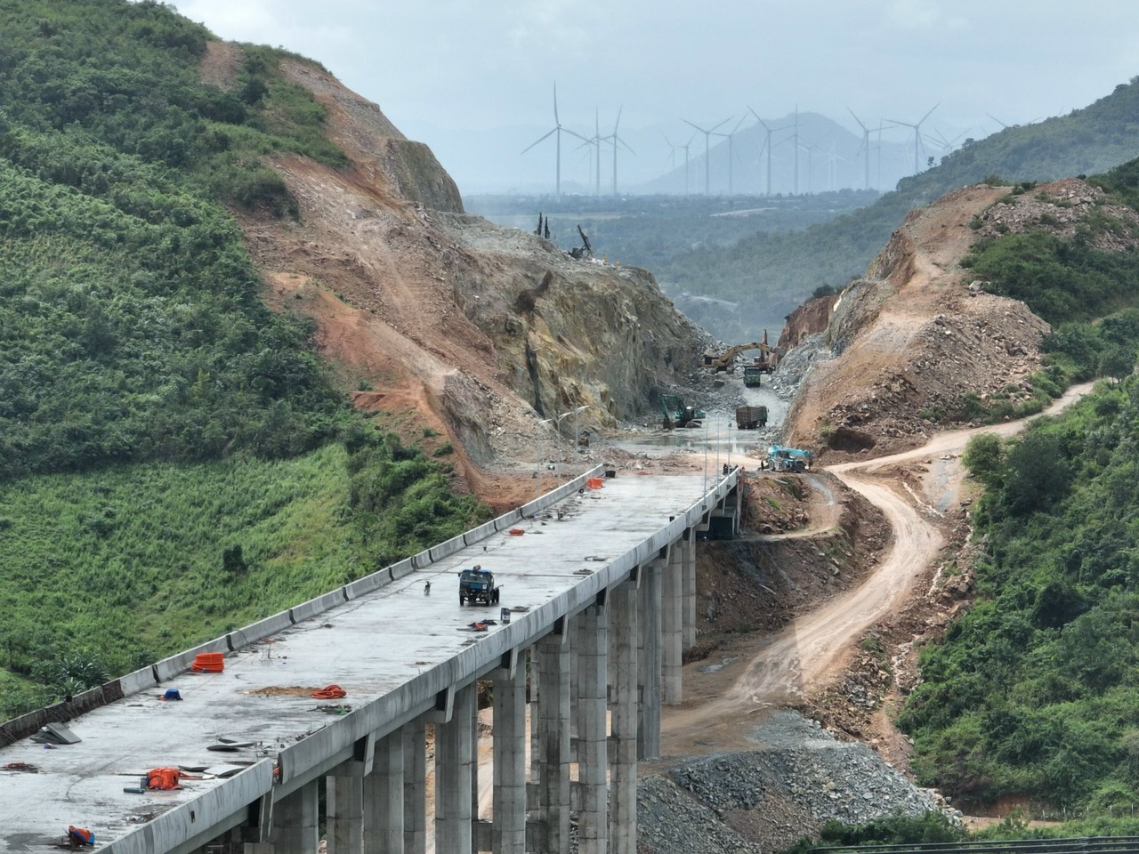 Tuyến cao tốc Cam Lâm - Vĩnh Hảo dài 78km, có 2 cầu cao trên 47m  và hầm núi Vung dài 2,2km, sẽ khánh thành vào tháng 4-2024,  nối thông toàn bộ cao tốc từ Nha Trang đi TP.Hồ Chí Minh. Ảnh: Đặng Đại