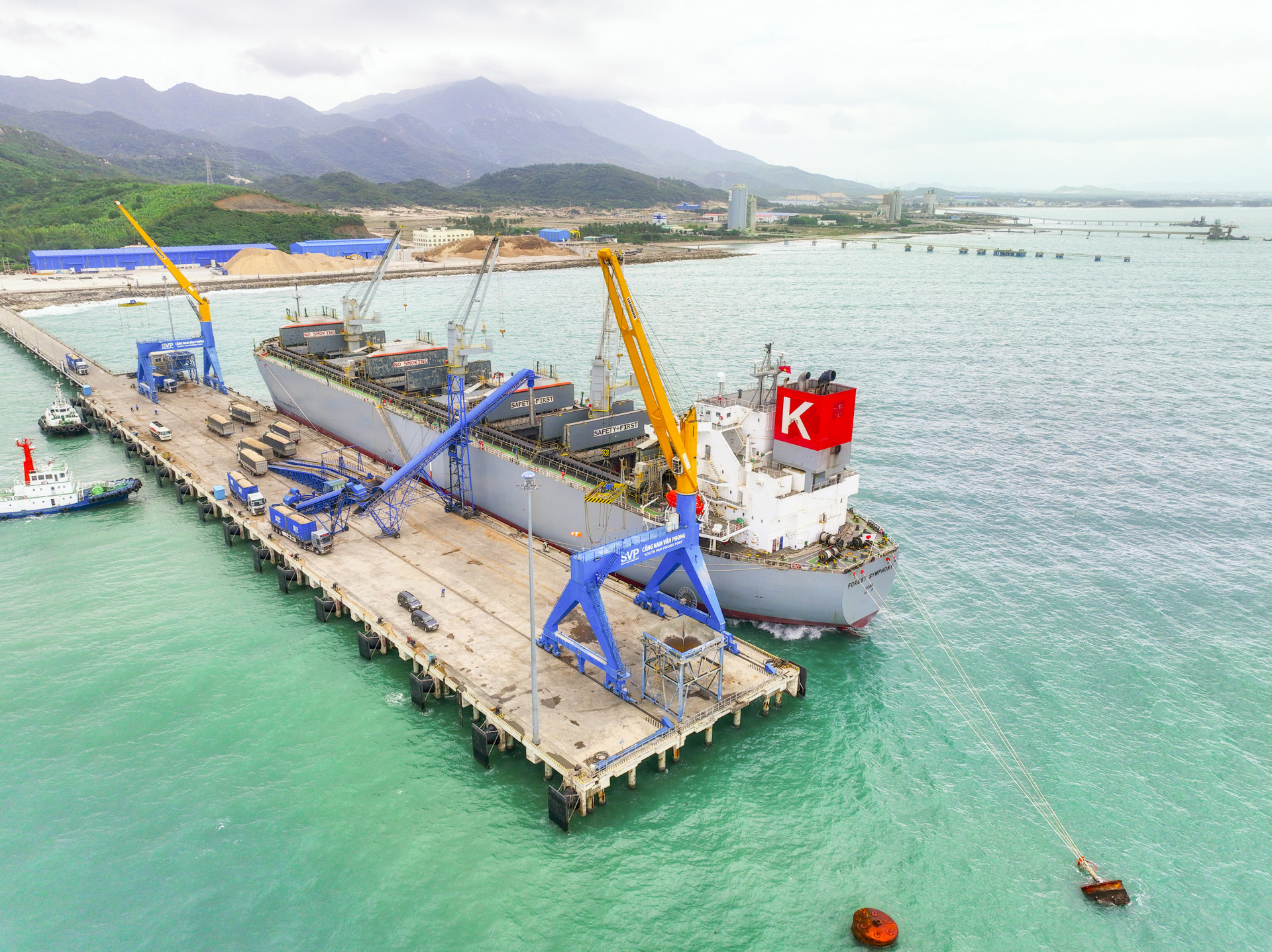 Hàng hóa xuất khẩu được đưa lên tàu tại Cảng Quốc tế Nam Vân Phong.