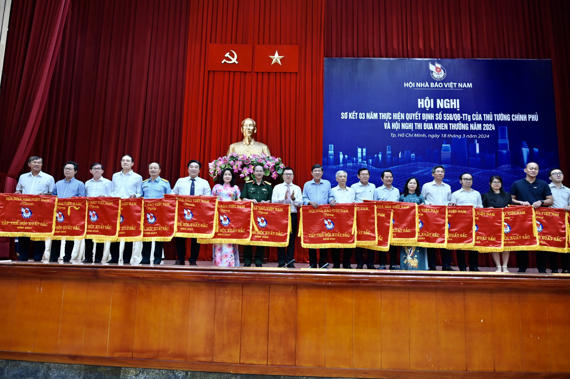 Lãnh đạo Hội Nhà báo Việt Nam trao cờ thi đua xuất sắc cho các đơn vị.
