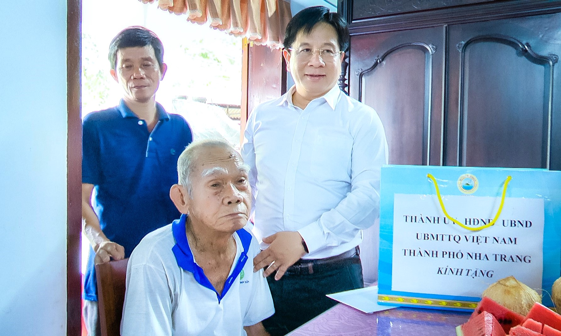 Đồng chí Hồ Văn Mừng - Ủy viên dự khuyết Trung ương Đảng, Bí thư Thành ủy Nha Trang thăm hỏi, trao quà cho người có công với cách mạng.