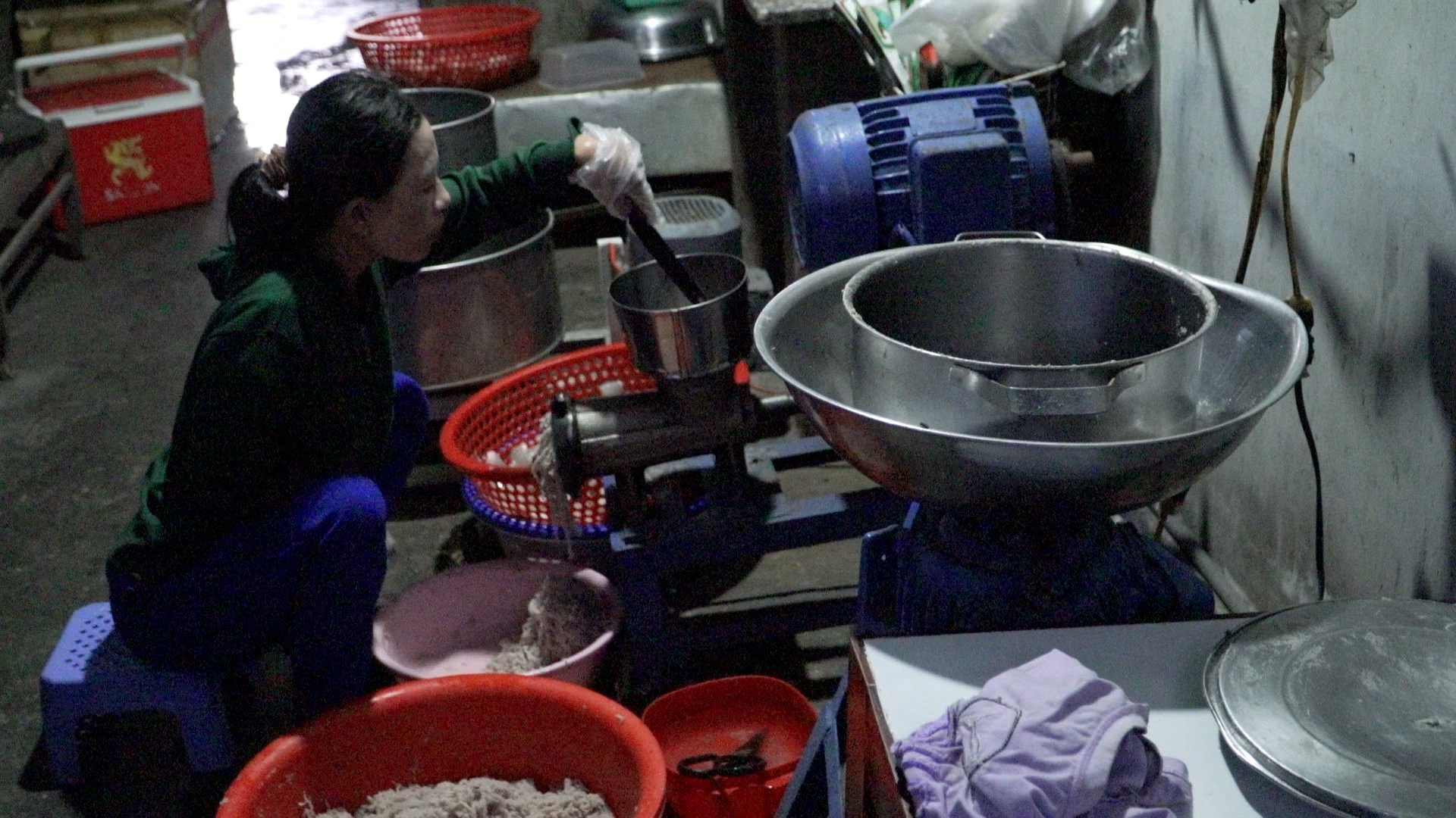 Chị Võ Thị Kim Hoàn thực hiện các công đoạn làm chả cá.