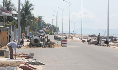 Khi hoàn thành, đường ven biển phía Nam thị trấn Vạn Giã sẽ tạo nên diện mạo mới cho đô thị này.