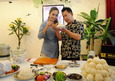 Đầu bếp Martin Yan cùng Á hậu Hoàng My giới thiệu yến sào.