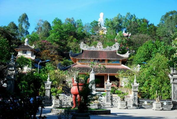 Toàn cảnh chùa Long Sơn nhìn từ bên ngoài vào