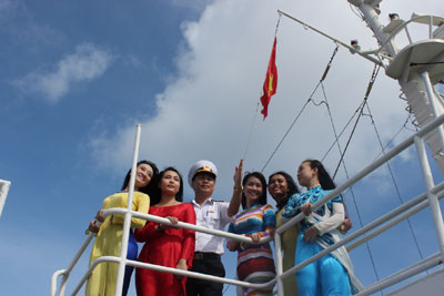 Trung tá Phạm Văn Chưởng - Phó Giám đốc Công ty Hải Thạnh thuộc Quân chủng Hải quân hướng dẫn đường đi của tàu HQ 996 cho các thân nhân.