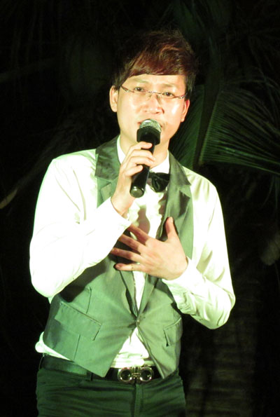 Ca sĩ Sỹ Luân biểu diễn tại KDL Champa Islands Nha Trang.