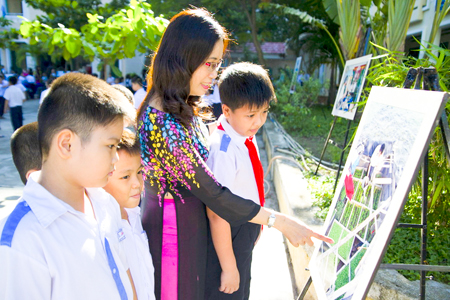 Giáo viên và học sinh Trường Tiểu học Lộc Thọ, TP. Nha Trang xem triển lãm ảnh “Trường Sa thân yêu” của nghệ sĩ nhiếp ảnh Trần Minh Ngọc
