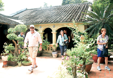 Du khách tham quan nhà cổ ông Nguyễn Xuân Hải ở xã Vĩnh Thạnh, TP. Nha Trang