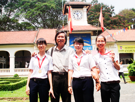 Thầy Đoàn Văn Xuân và đội ngũ HS giỏi môn Địa lý đạt huy chương tại kỳ thi HS giỏi Olympic 30-4,  năm học 2012-2013. (Ảnh nhân vật cung cấp)       