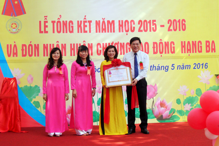 Thừa ủy nhiệm của Chủ tịch Nước, ông Nguyễn Duy Bắc trao Huân chương lao động hạng Ba cho trường.