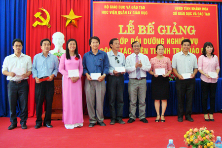 Ông Phan Văn Dũng, Phó Giám đốc Sở Giáo dục và Đào tạo tỉnh trao chứng chỉ cho các học viên xuất sắc.