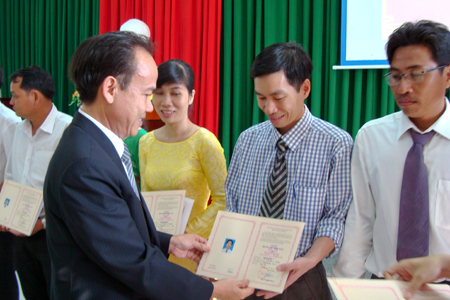 PGS.TS Nguyễn Ngọc Hòa, Phó Giám đốc Học viện Chính trị Khu vực III trao bằng tốt nghiệp cho các học viên. 