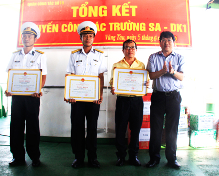 Đồng chí Nguyễn Duy Bắc trao bằng khen của UBND tỉnh cho các tập thể