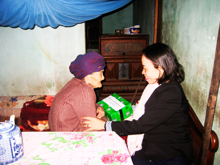 Lãnh đạo Hội Liên hiệp Phụ nữ huyện Diên Khánh thăm và tặng quà  cho Bà mẹ Việt Nam Anh hùng