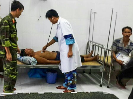 Các y, bác sĩ Bệnh xá đảo Song Tử Tây điều trị cho ngư dân bị nạn