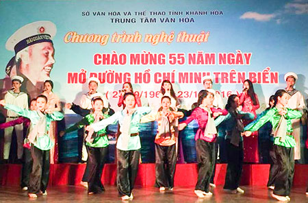 Tiết mục hát múa Đường Hồ Chí Minh trên biển quê tôi