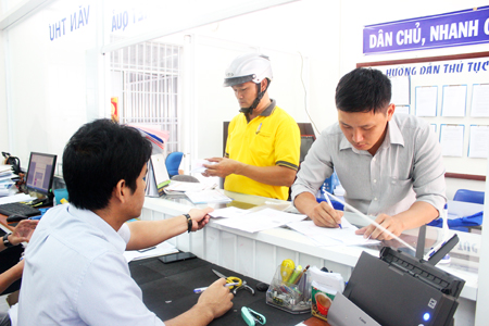 Người dân nhận kết quả hồ sơ tại bộ phận một cửa của Sở Công Thương