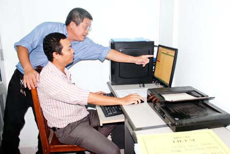 Cán bộ, nhân viên Sở Lao động - Thương binh và Xã hội tra cứu hồ sơ người có công trên phần mềm máy tính