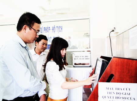 Đoàn kiểm tra kiểm tra tại UBND xã Phước Đồng